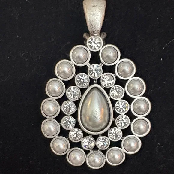 Elegant Silver Necklace with Pendant - Picture 8 of 8